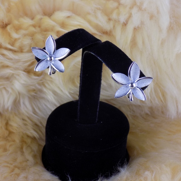 VINTAGE CROWN TRIFARI SILVER TONE FLOWER EARRINGS - Picture 1 of 6